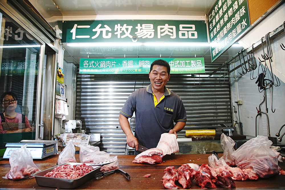 仁允牧場在九曲堂公有市場裡的豬肉舖。(攝影／曾信耀)