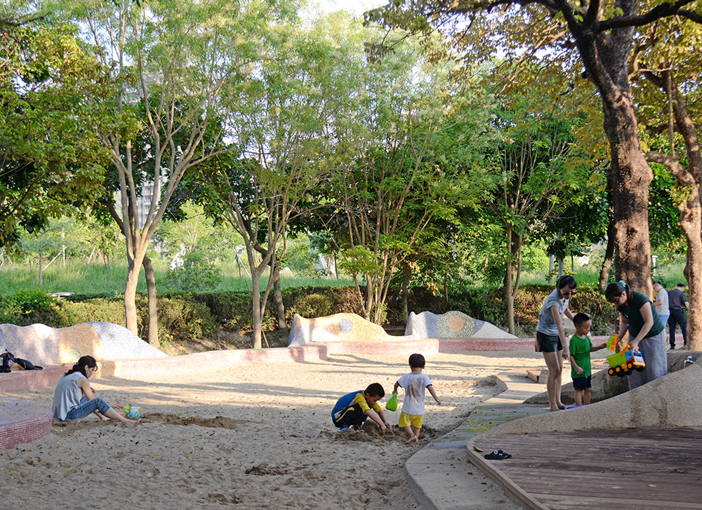 兒童美術館大門口的沙坑是孩子們的玩樂天堂。（攝影／陳竣庭）