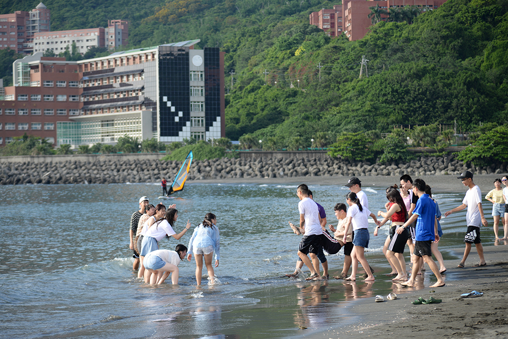 玩水是遊客夏天來高雄的主要活動之一。（攝影／陳竣庭）