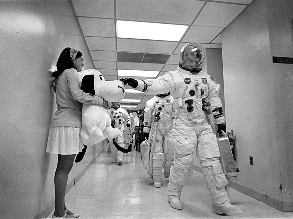 從老照片中可以看到，太空人出任務前，Snoopy玩偶在旁歡送。（圖片提供／NASA）