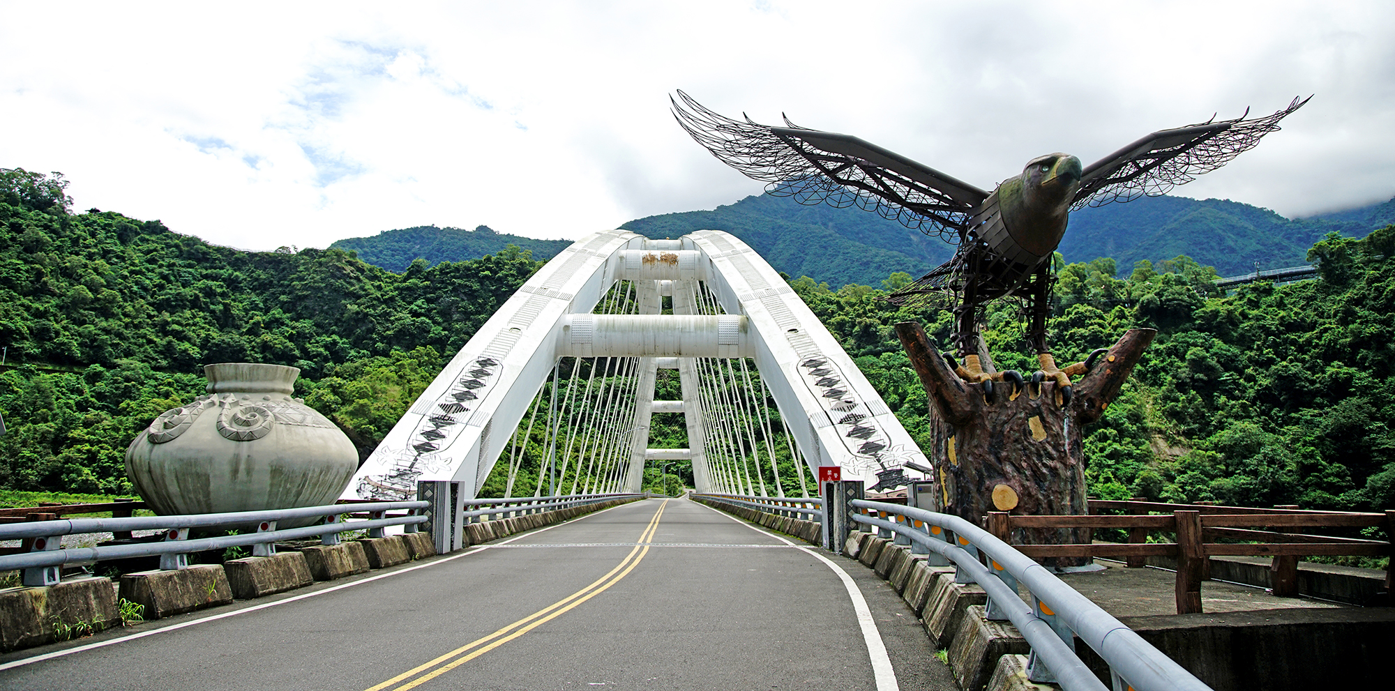 多納大橋橋頭以展翅的雄鷹與巨大的陶壺，展現部落文化特色。（攝影／曾信耀）