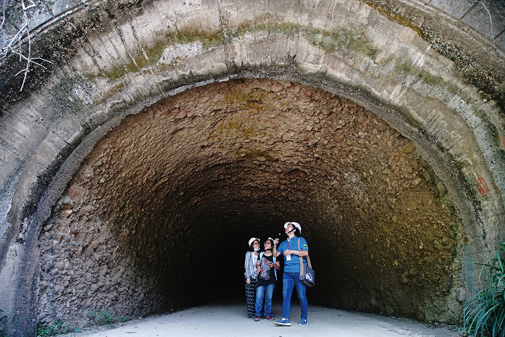 Ms. Jhong Cai-niang (right) doing a tunnel tour