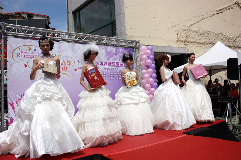幸福產業多媒體牆建置記者會，美麗的白紗在舞台上展露幸福。(圖/劉怡伶攝)