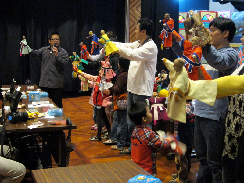 布袋戲親子工作坊，參與民眾跟著老師傅學習如何操控戲偶。(圖/高雄市立歷史博物館攝)