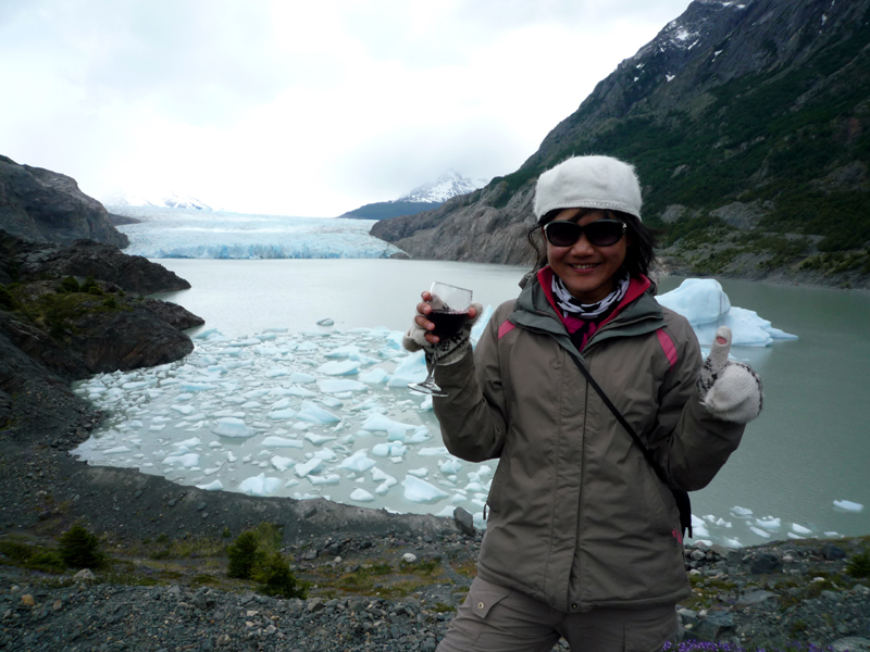 在智利百內國家公園，走了六個多小時抵達冰河。(圖/陳靜君提供)