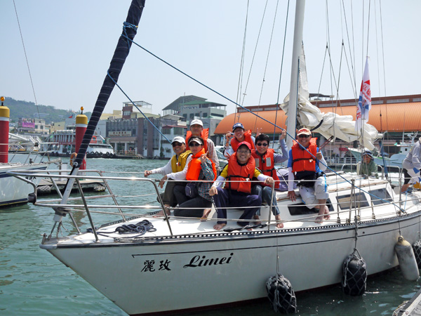 民眾熱情響應重型帆船體驗營的活動。（圖／高雄市帆船航海協會提供）