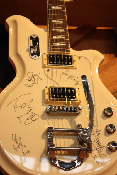 擁有樂團「蘇打綠」簽名的吉他，是展場上的眾多驚喜之一。（圖／洪韻婷攝）