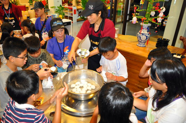 館內的DIY體驗區，讓孩子們開心動手做道地台灣滷味。（圖／台灣滷味博物館提供）
