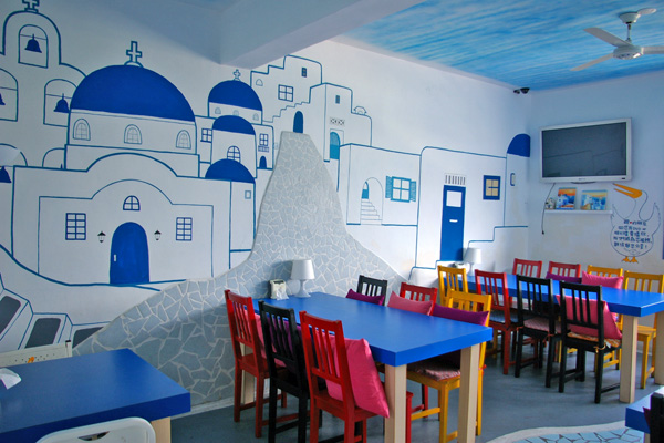 牆面上可愛的希臘圖樣，讓客人有親臨地中海的悠閒氛圍。（圖／陳孟函攝）