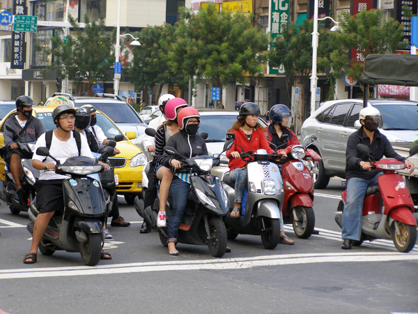 10月1日開始交通大執法，「未戴安全帽」與「酒後駕車」將是取締重點。（圖／涂毓婷攝）