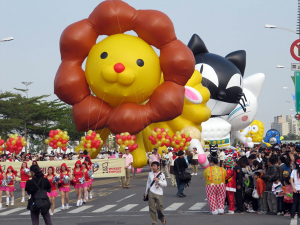 最受大小朋友歡迎的夢時代大氣球遊行，今年要號召30萬民眾同歡。(圖/高雄市政府新聞局)