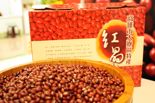 顆顆飽滿、色澤鮮豔的紅豆，是大寮區獨一無二的農特產品。(圖/方昭禪攝)