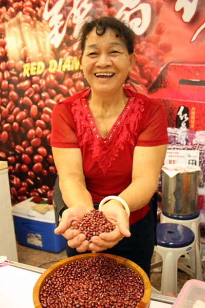 2011大寮「紅豆文化節暨賞花行」活動，現場可以免費品嚐創意紅豆料理。(圖/方昭禪攝)
