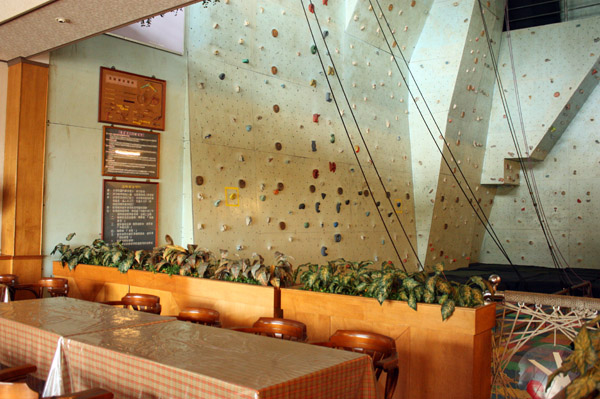 K2攀岩餐廳提供專業的攀岩場地及設備，讓民眾在用餐之餘也能感受活力氛圍。(圖/涂毓婷攝)