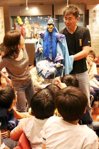 深入校園的展演活動，讓孩童近距離接觸傳統偶戲。（圖/高雄市立歷史博物館 提供）