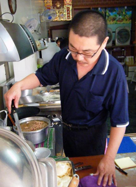 劉老闆以俐落的料理功夫，做出一碗碗香氣撲鼻的美味麵食。（圖／劉尹淳　攝）。