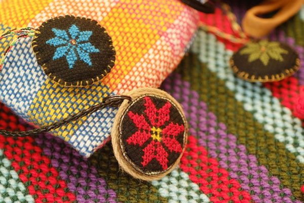 鮮豔的色彩，搭配上精巧的手編技術，展現出原住民的熱情活力。（圖／鮑忠暉　攝）