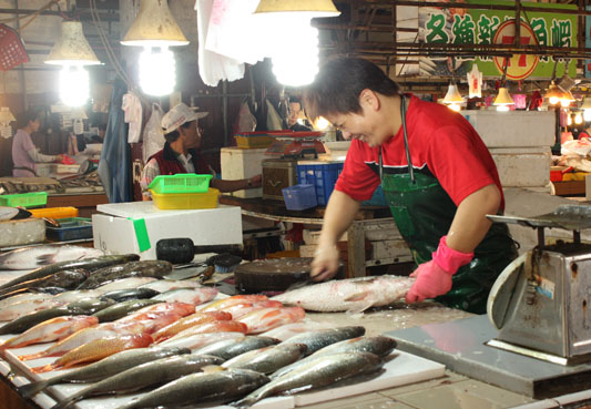 蚵仔寮觀光魚市的新鮮漁獲，吸引許多愛嚐鮮的遊客造訪。（圖/涂毓婷）