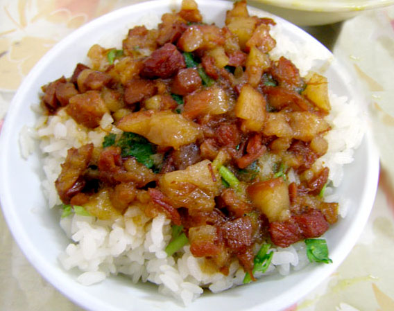肉燥飯與咖哩鮪魚羹的組合，是店裡最受歡迎的吃法。（圖/洪崑哲 攝）