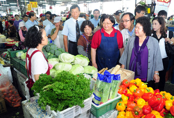陳菊市長前往果菜市場瞭解大雨後的供貨及銷售狀況。（圖/鮑忠暉 攝）