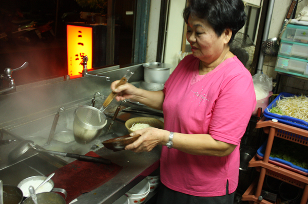 老闆娘用心製作的古早味乾拌麵，讓客人吃到最放心的美味。（圖／劉尹淳 攝）