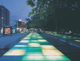 城市光廊成功結合公園與燈光造景，為城市開啟一扇璀璨美景的大門。