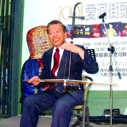 高雄市長謝長廷為愛河街頭演藝拉出美麗的樂章。