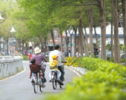 河堤社區裡，全家騎單車出遊已成為普遍的假日休閒活動。