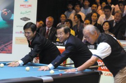 行政院長謝長廷與高雄市代理市長陳其邁、體委會主委陳全壽共同為「亞洲生力9號球巡迴賽」開球。
