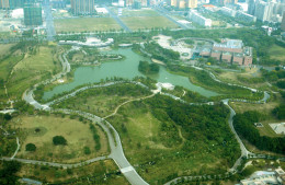 內惟埤文化園區就位於高雄市中央，扮演都市綠肺的角色。