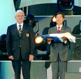 2005世界運動會閉幕典禮陳市長由IWGA會長Ron Froehlich手中接下20098世運會的主辦會旗，正式宣告第8屆世運會由高雄市承辦。