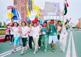 「為2009世運而跑」活動綿延數百公尺的遊行隊伍沿途高喊「2009世運在高雄」，參與的青年學子歡喜迎接世運的到來。