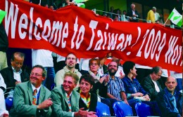2005世界運動會閉幕典禮上來自世界各地的台灣僑民，為台灣迎接2009世運會會旗加油打氣。