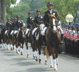 高雄市觀光騎警隊執行巡邏、預防犯罪、交通疏導等勤務，更加親近民眾。