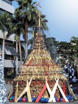以傳統打草堆工法堆疊稻草而成的「台灣黃金耶誕樹」，是高雄市的一項創舉。