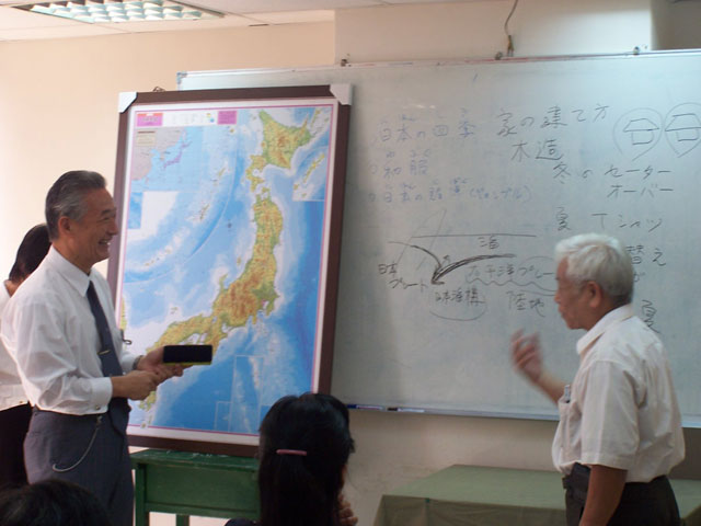 日語老師請學員上台練習對話
