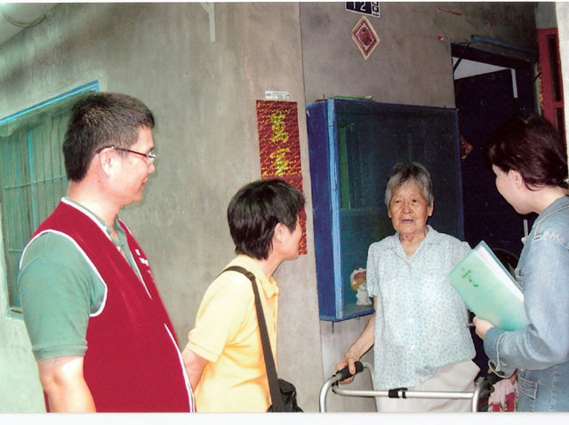 黃詩騰與社區志工經常到長者家中慰問探訪