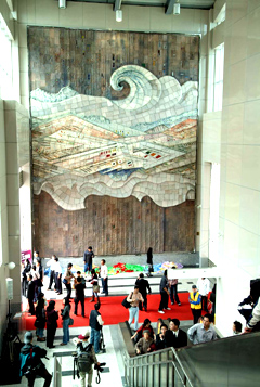  「天工開物」陶壁公共藝術，與橋頭發展歷史相呼應。(攝影 / 鮑忠暉) 