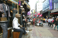 原宿玉竹商圈，流行個性商品吸引年輕人逛遊。（攝影 / 劉學聖）