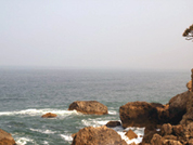 站在大自然的岩洞旁遠眺大海美景（攝影 / 葉振耀）