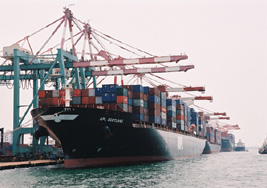 高雄港的貨櫃碼頭，為台灣的經濟繁榮奉獻不少功勞。(圖/鮑忠暉) 