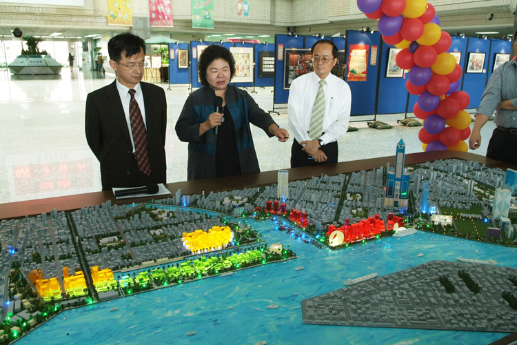 陳菊市長（中）指著流行音樂中心開發計畫模型，宣示市府建設港灣願景。(圖/鮑忠暉攝) 