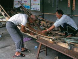  紅毛港居民捕撈漁獲的主要工具為竹筏，居民利用捕魚空檔修理竹筏。(圖/高雄市政府文化局提供) 