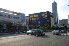 IKEA、家樂福等大型賣場進駐多功能經貿園區，有助當地房地產市場。(圖/郭文君攝)