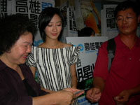 2007年高雄電影節，參展國片「最遙遠的距離」到高雄首映時，陳菊市長（左）特別和該劇女主角桂綸美（中）一起客串收票員。(圖/高雄市立電影圖書館提供)