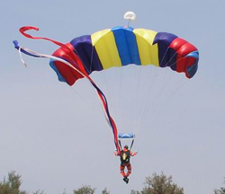 跳傘比賽過程中控制降落傘的能力是必須的。（圖/高雄市政府兵役處提供）