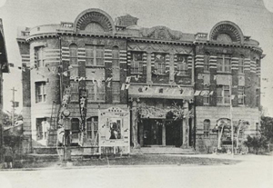 高雄第一家戲院「高雄劇場」設立於1921年，後來毀於美國軍機轟炸，後重建改名為「亞洲戲院」；也於1981年拆除。( 圖/ 高雄市立歷史博物館提供)