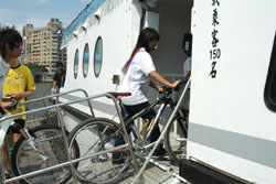市府積極推動讓民眾能騎自行車搭乘捷運、渡輪，輕鬆遊高雄。(圖/鮑忠暉攝)