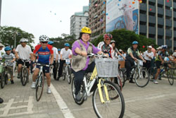 市長陳菊大力提倡民眾騎乘自行車等綠色運具，並積極闢建相關軟硬體設施。(圖/鮑忠暉攝)
