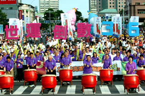 高雄市長陳菊（前排右起）和總統馬英九、IWGA主席朗佛契，共同擊鼓宣示2009世運邁入倒數階段。( 圖/張忠義攝)